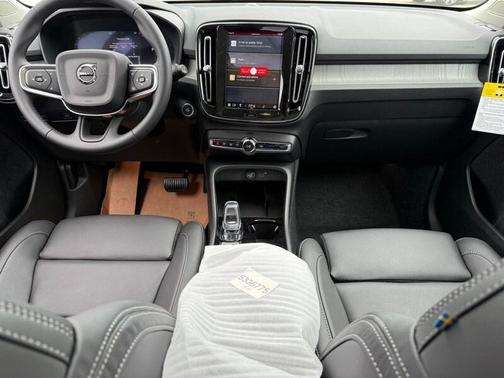 2025 Volvo XC40 B5 Plus Dark Theme