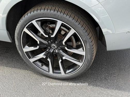 2024 Volvo XC60 Recharge Plug-In Hybrid T8 Ultimate Dark Theme