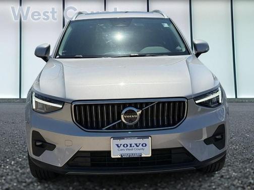 2025 Volvo XC40 B5 Plus Bright Theme