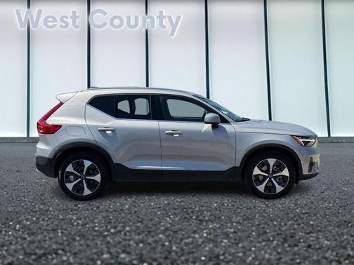 2025 Volvo XC40 B5 Plus Bright Theme