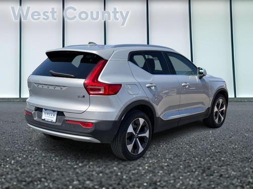2025 Volvo XC40 B5 Plus Bright Theme