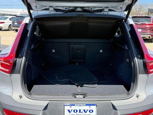 2025 Volvo XC40 B5 Plus Bright Theme
