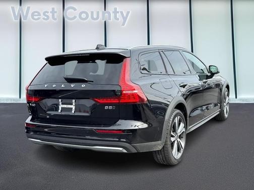 2025 Volvo V60 Cross Country B5 Plus