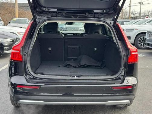 2025 Volvo V60 Cross Country B5 Plus