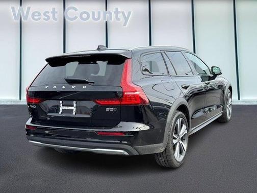 2025 Volvo V60 Cross Country B5 Plus