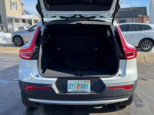 2025 Volvo XC40 B5 Plus Bright Theme