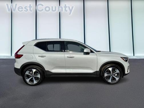 2025 Volvo XC40 B5 Plus Bright Theme