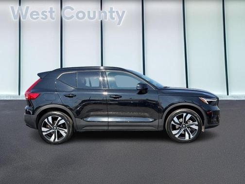 Onyx Black 2025 Volvo XC40 B5 Plus Dark Theme