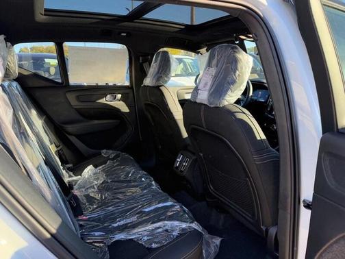 2026 Volvo XC40 B5 Ultra Black Edition