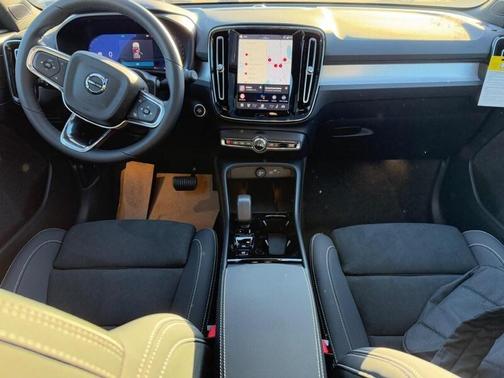 2026 Volvo XC40 B5 Ultra Black Edition