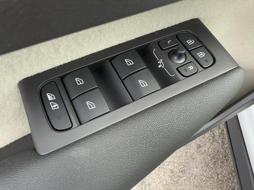 2025 Volvo XC40 B5 Ultra Bright Theme