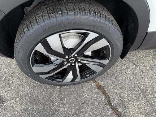 2025 Volvo XC40 B5 Ultra Bright Theme