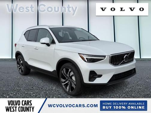 2025 Volvo XC40 B5 Ultra Bright Theme