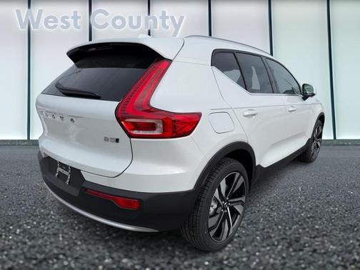 2025 Volvo XC40 B5 Ultra Bright Theme