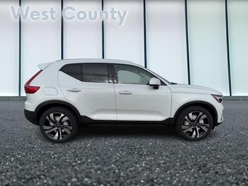 2025 Volvo XC40 B5 Ultra Bright Theme