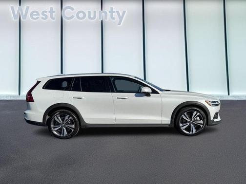 2025 Volvo V60 Cross Country B5 Plus