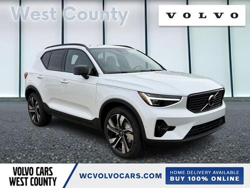 2025 Volvo XC40 B5 Plus Dark Theme