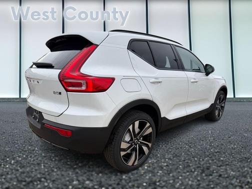 2025 Volvo XC40 B5 Plus Dark Theme