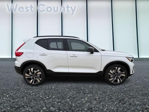 2025 Volvo XC40 B5 Plus Dark Theme
