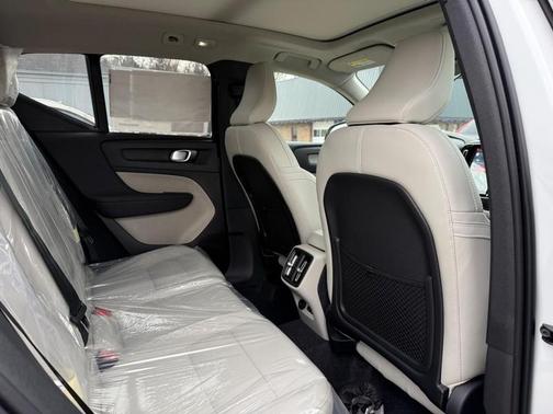 2025 Volvo XC40 B5 Plus Dark Theme