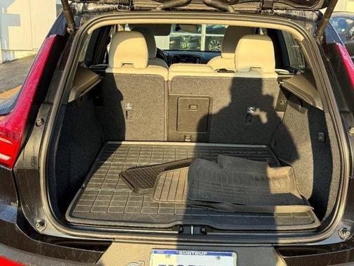 2023 Volvo XC40 B5 Ultimate Dark Theme