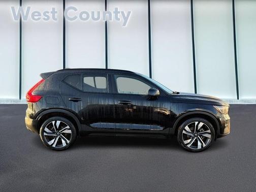 2023 Volvo XC40 B5 Ultimate Dark Theme