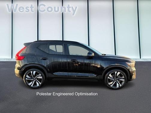 2023 Volvo XC40 B5 Ultimate Dark Theme