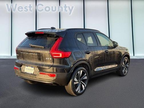 2023 Volvo XC40 B5 Ultimate Dark Theme