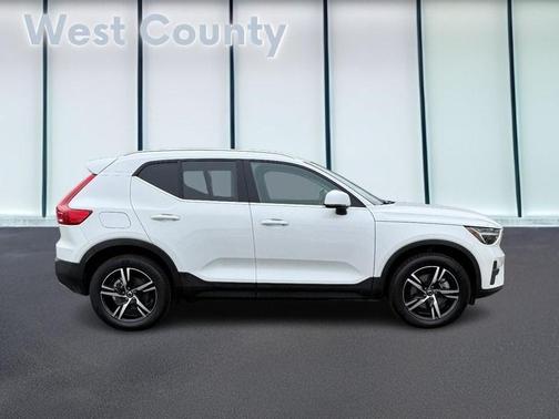 2025 Volvo XC40 B5 Core Bright Theme