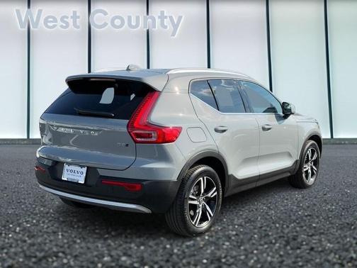 2025 Volvo XC40 B5 Core Bright Theme