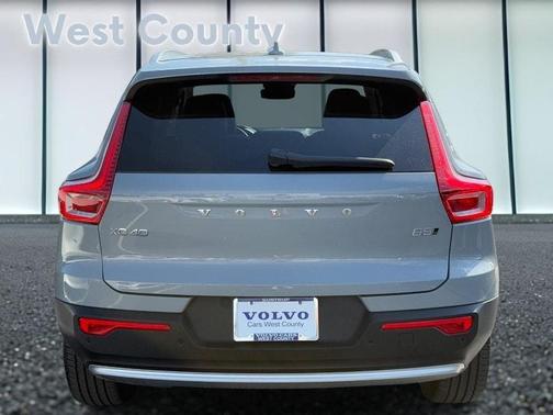 2025 Volvo XC40 B5 Core Bright Theme