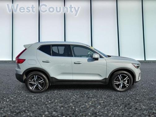 2025 Volvo XC40 B5 Core Bright Theme