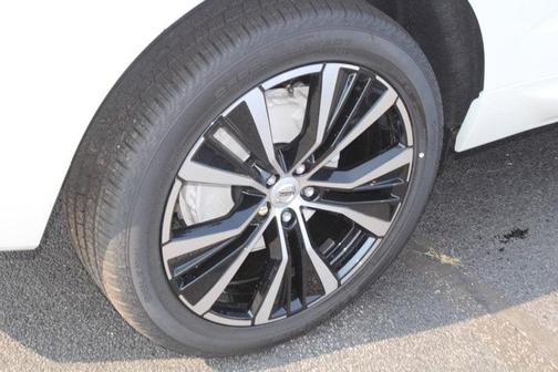 2025 Volvo XC60 B5 AWD Plus