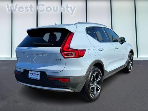 2025 Volvo XC40 B5 Core Bright Theme