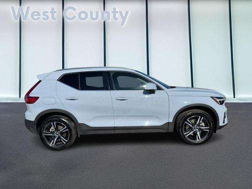 2025 Volvo XC40 B5 Core Bright Theme