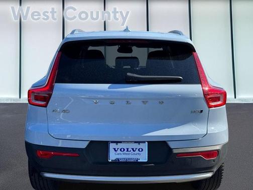 2025 Volvo XC40 B5 Core Bright Theme