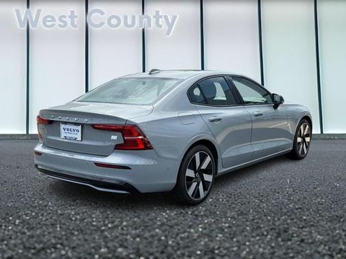 2024 Volvo S60 Recharge Plug-In Hybrid T8 Plus Dark Theme