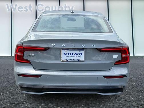 2024 Volvo S60 Recharge Plug-In Hybrid T8 Plus Dark Theme
