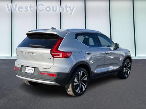 2025 Volvo XC40 B5 Plus Bright Theme