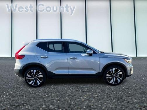 2025 Volvo XC40 B5 Plus Bright Theme