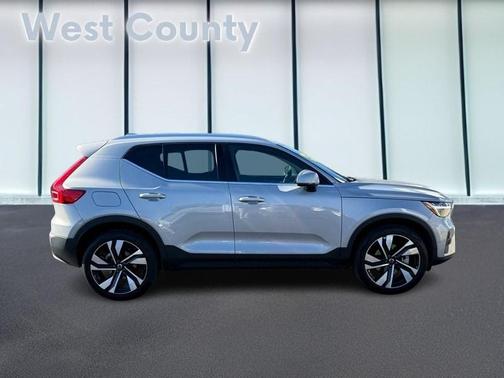 2025 Volvo XC40 B5 Plus Bright Theme
