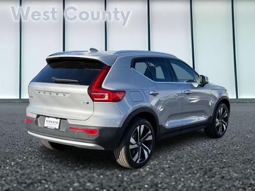 2025 Volvo XC40 B5 Plus Bright Theme
