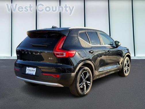 2025 Volvo XC40 B5 Core Bright Theme