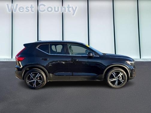 2025 Volvo XC40 B5 Core Bright Theme