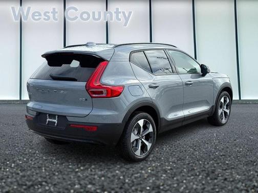 2025 Volvo XC40 B5 Plus Dark Theme
