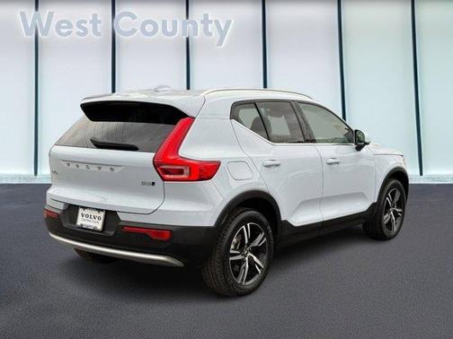 2025 Volvo XC40 B5 Core Bright Theme