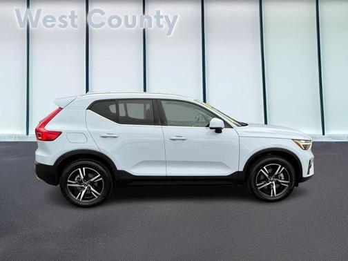 2025 Volvo XC40 B5 Core Bright Theme
