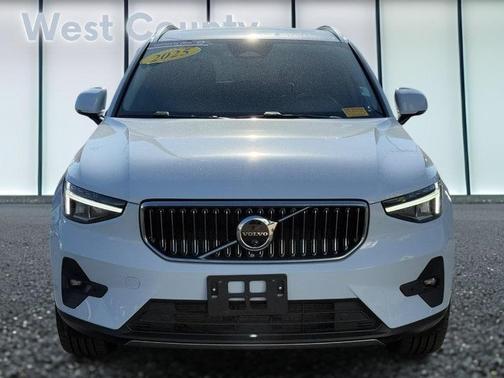 2025 Volvo XC40 B5 Plus Bright Theme