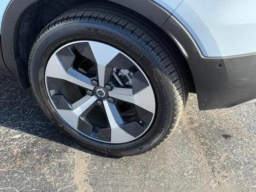 2025 Volvo XC40 B5 Plus Bright Theme