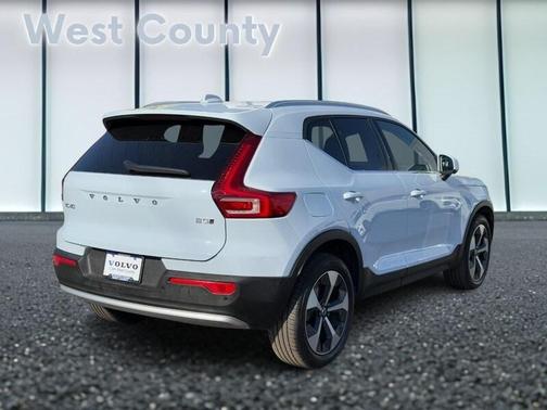 2025 Volvo XC40 B5 Plus Bright Theme